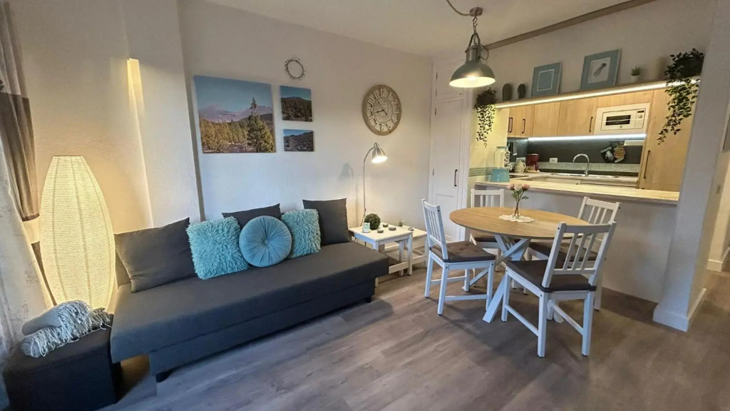 Hübsche Ferienwohnung mit 2 Schlafzimmern, Pool und WLAN, Strandnähe
