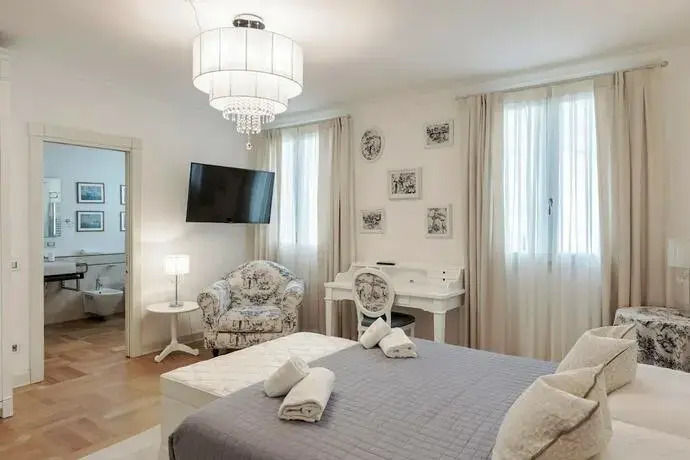Luxury Lakefront Onassis 1 by Apt24