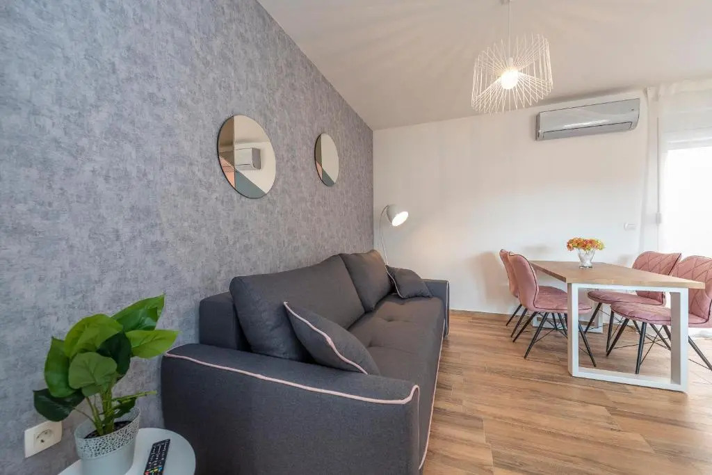LUXURY APARTMENTS - LA VIR 5& 6
