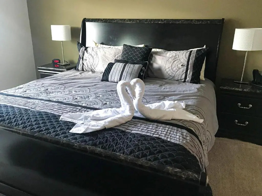 Luxury bedroom townhouse comfortable sleeps 8 Super close to Disney