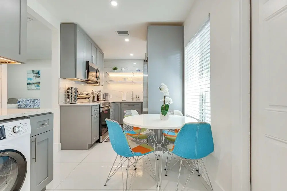 1 Mi to Las Olas Eats! Modern Apt w/ Shared Patio