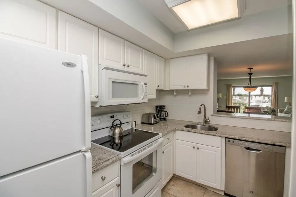 113 Ocean One Renovated Ground Floor 3 Br condo by RedAwning