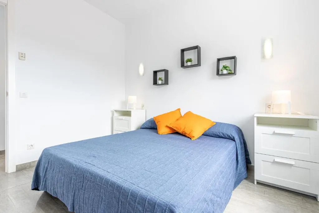 Goldhome - New house with private heated pool, parking, wifi, games room