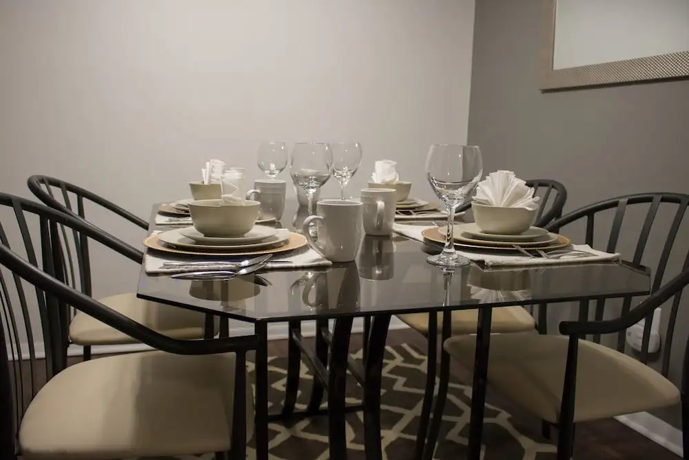 Luxury 2 Bed Condo Near Downtown