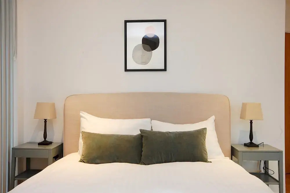 Bright Godfrey Place Nest - HEN21