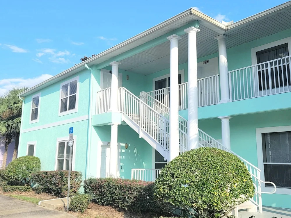 Huge Screened Patio That Overlooks Lake Buck, Near Famous Attractions!!