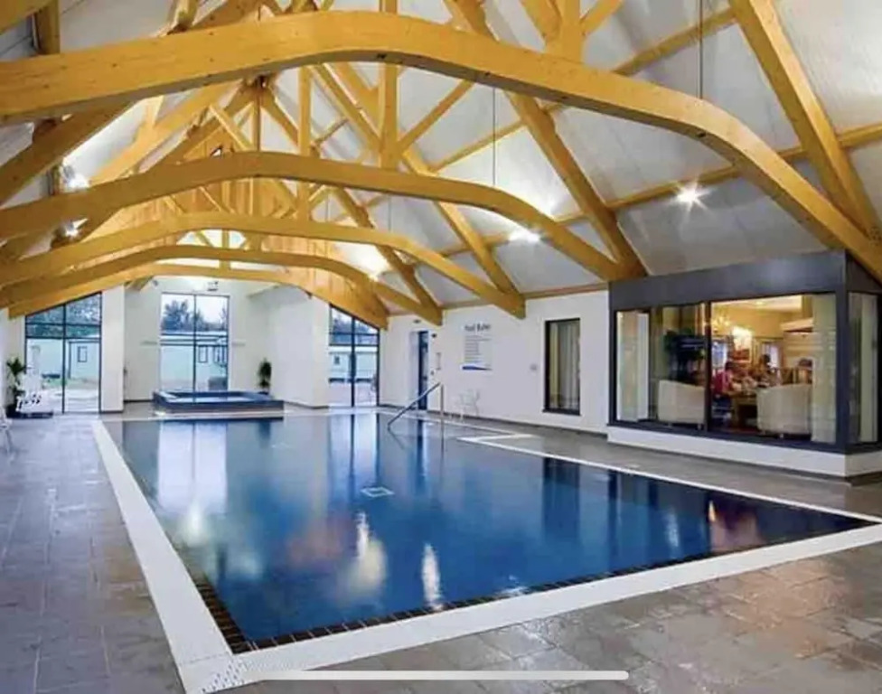 2 Bed - Sleeps 6 - 15min Walk to Beach