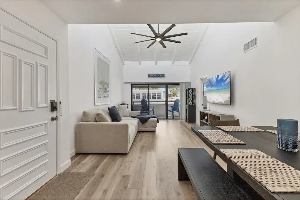 Venice Beach Two Bedroom Private Condo with Community Pool, Gulf Beach Access and Water Views! 2 Condo