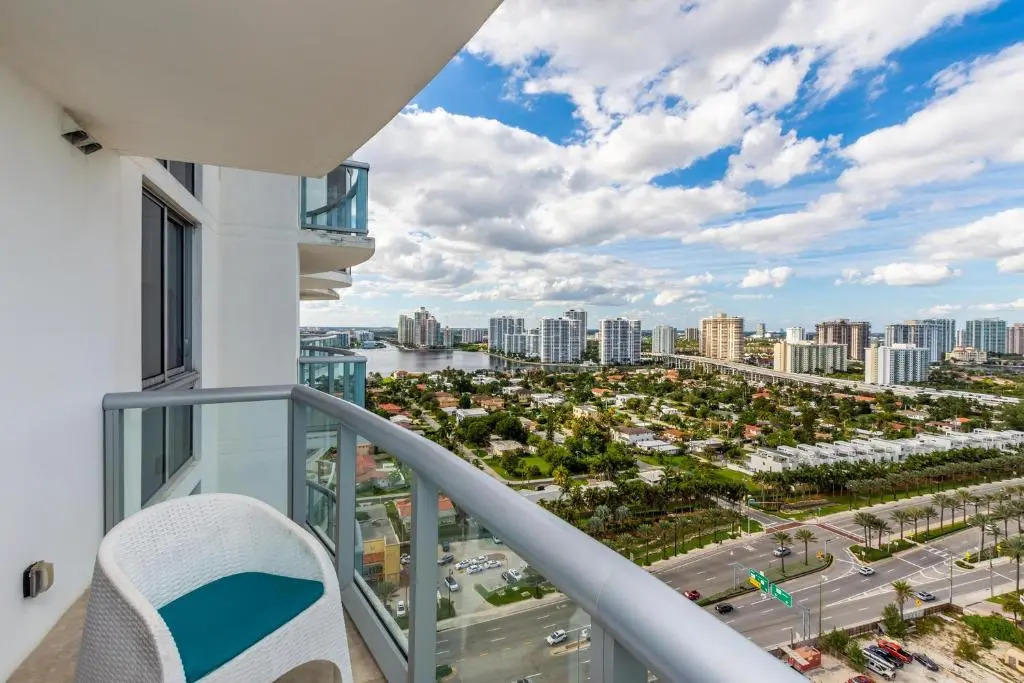 Marenas Resort Sunny Isles 25 Floor Ocean view 1/1