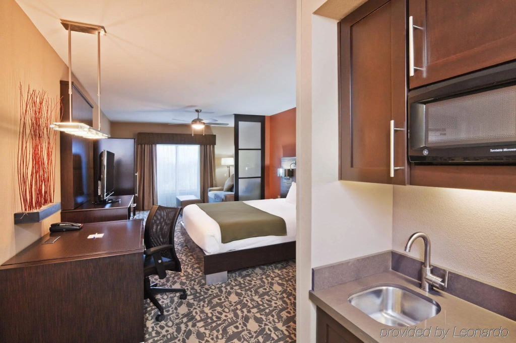 Holiday Inn Express & Suites North Dallas at Preston by IHG