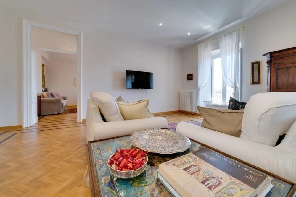 Luxurious 2bed 2bath Apartment Near the Colosseum!