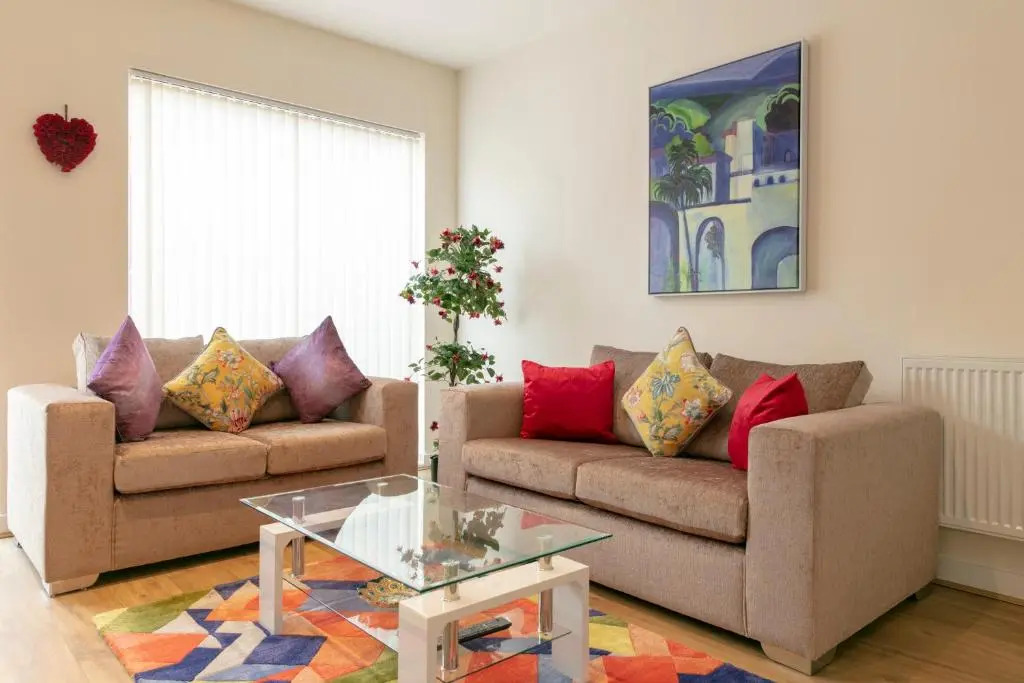 Addenbrookes Townhouse with Free Parking - 5 mins walk to Trumpington & Papworth Hospitals & Sleeps 6