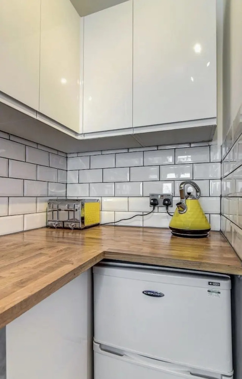 Fantastically Modern, Clean 1 Bedroom Flat for 4
