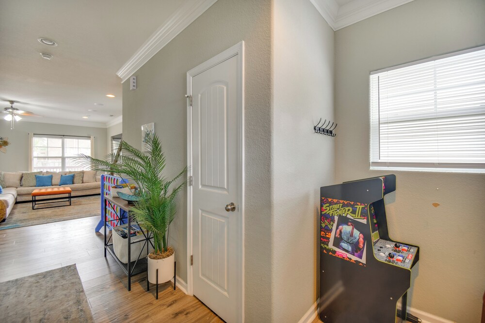 2 Blks to Beach! Family Home w/ Hot Tub in Norfolk