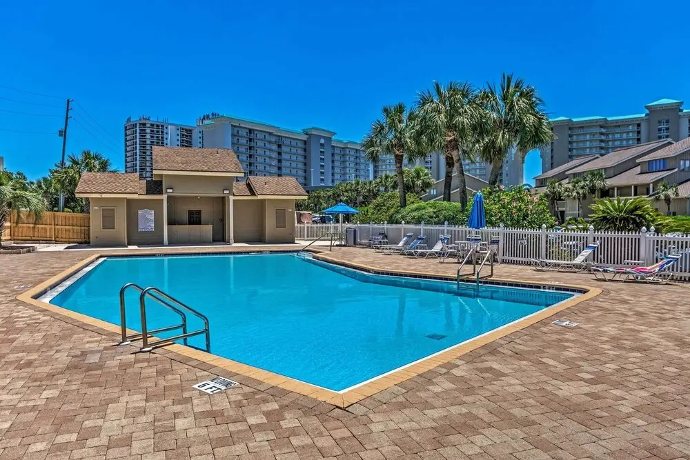 Beachy Lakefront Escape - Walk to the Shore!