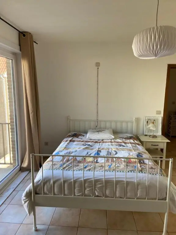 Ruim zonnig appartement op 50m van strand
