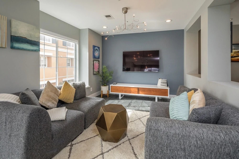 Posh Waterfront - 3 Br Condo