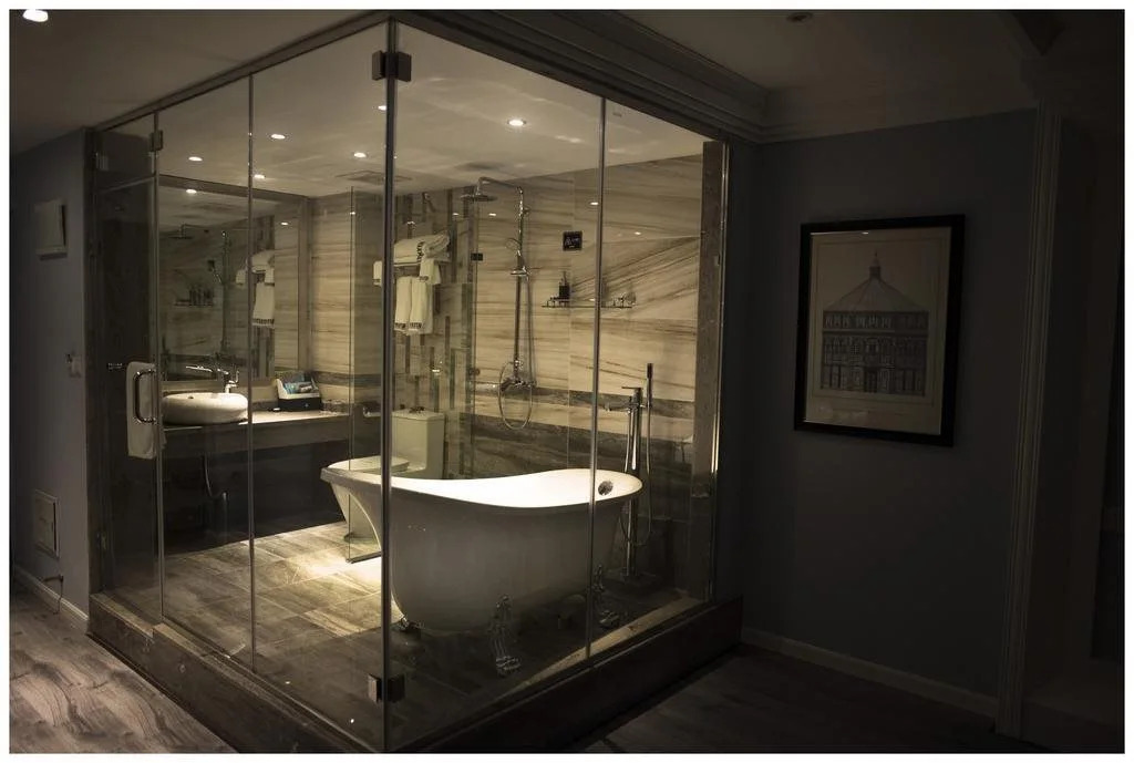 Revolver Theme Design Hotel
