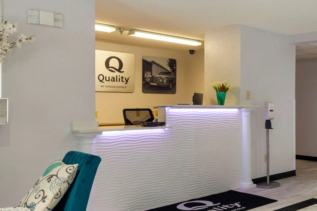 Quality Inn Lee - Lenox South