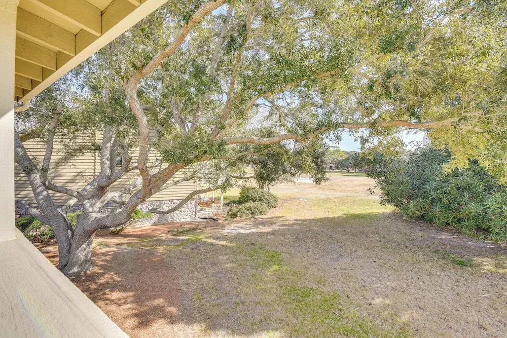 Bright Miramar Beach Condo - Walk to Beach!