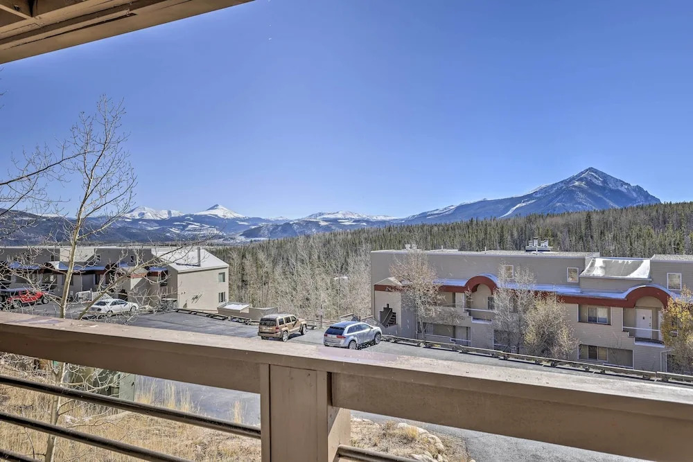 Condo w/ Views & Hot Tub Access in Silverthorne!