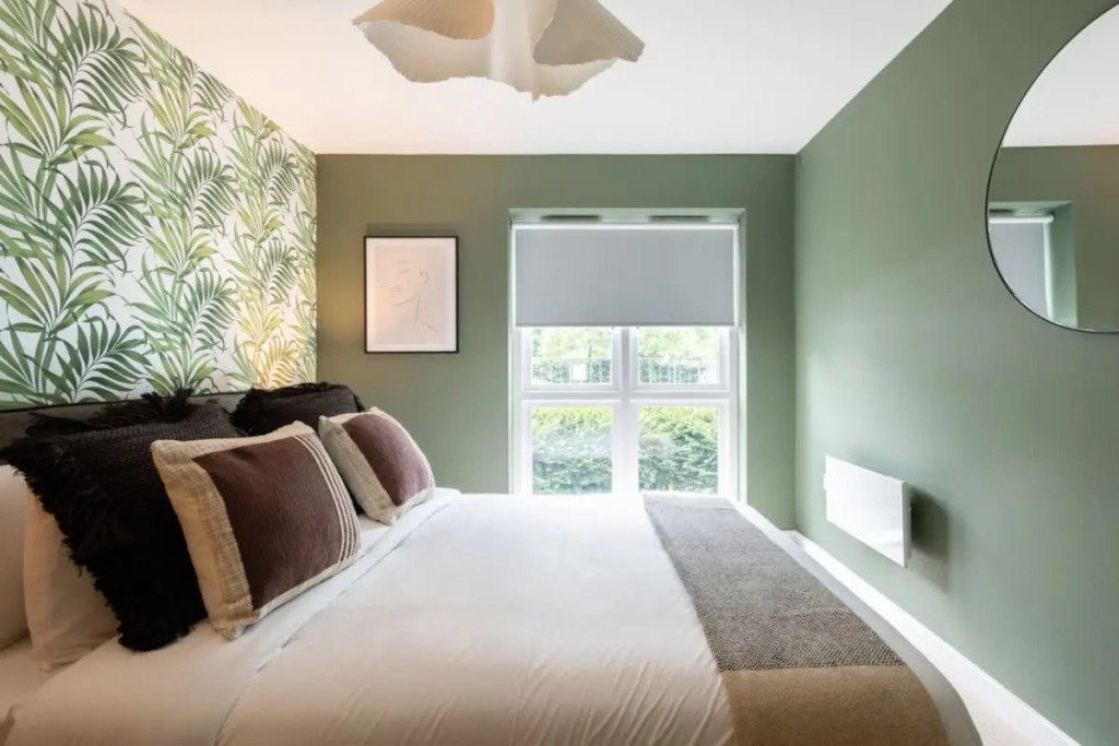 The Bow Mews - Modern & Bright 2BDR Apartment with Patio