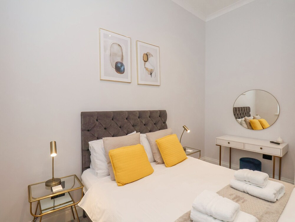 The Salisbury Apartment 106