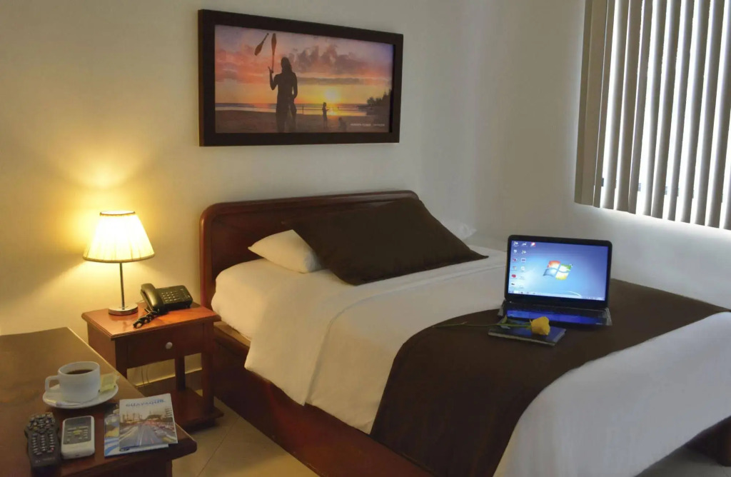 Hotel Castell - Cerca Del Aeropuerto