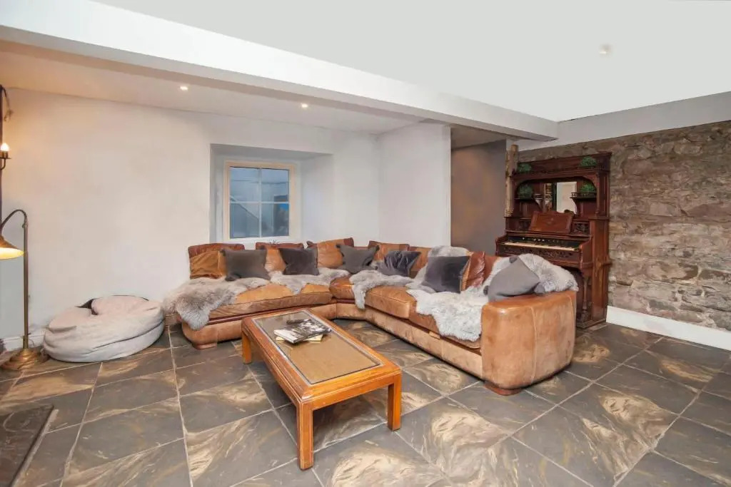 Quirky Cardiff Bay Hen House Sleeps 14-16