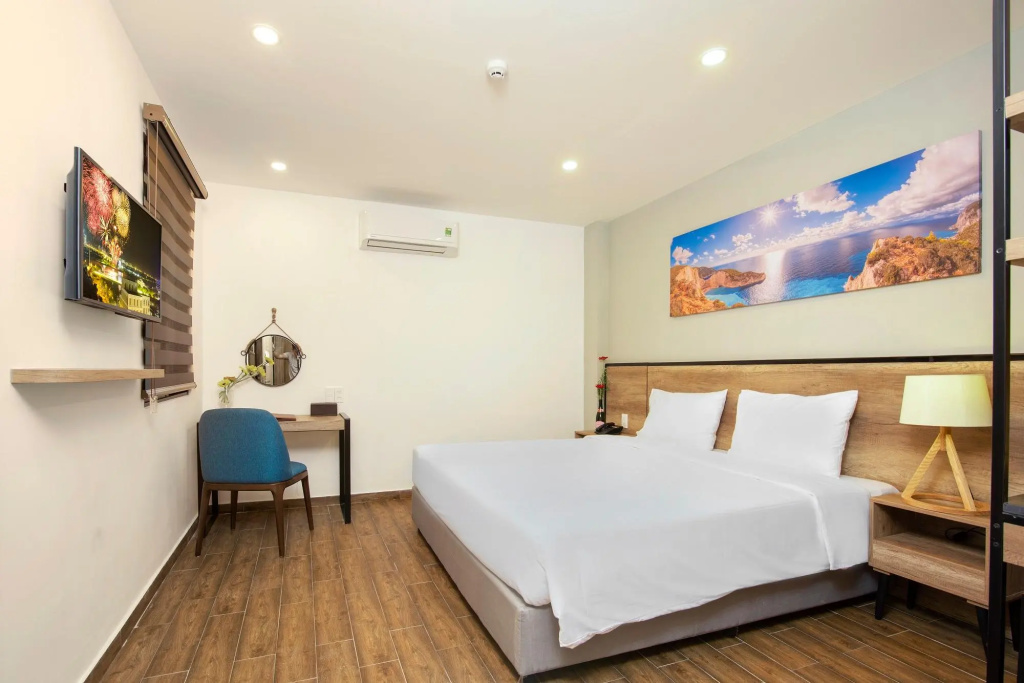 TITAN HOTEL - Formerly known as Golden Lotus Central Hotel