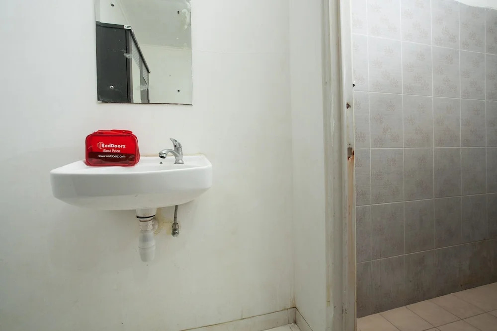 Reddoorz near Kejaksaan Negeri Surabaya