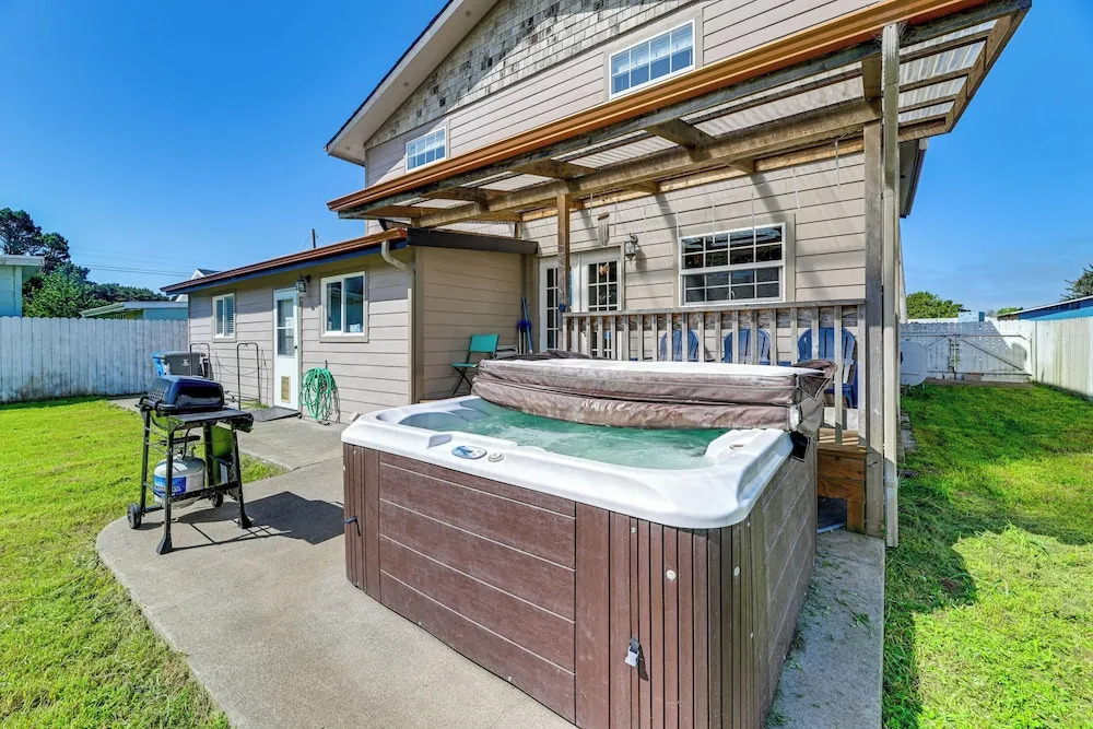 Crescent City Home w/ Hot Tub: Half-block to Beach