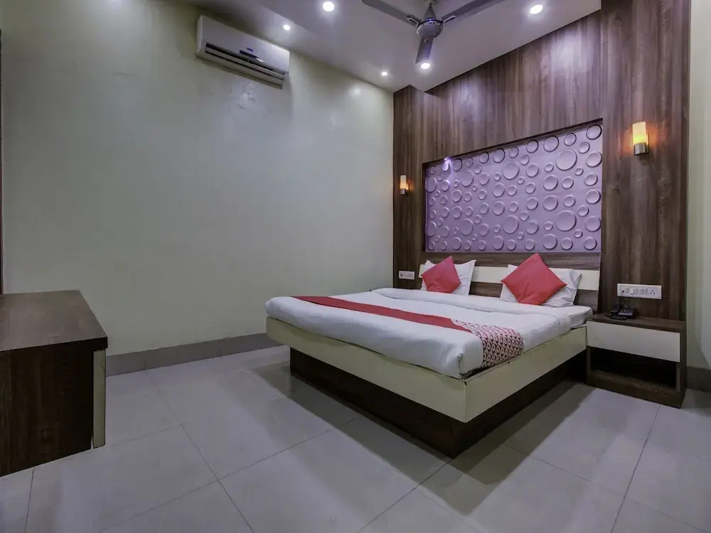 OYO 22530 Savoy Hotel