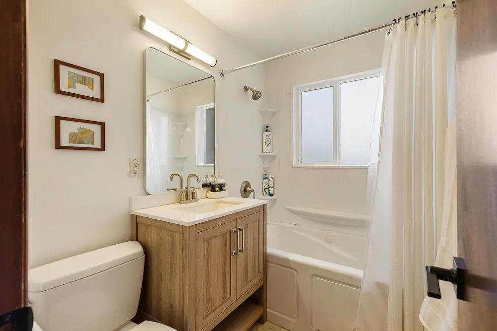 3BR Seattle Home w Spacious Yard Near Northgate