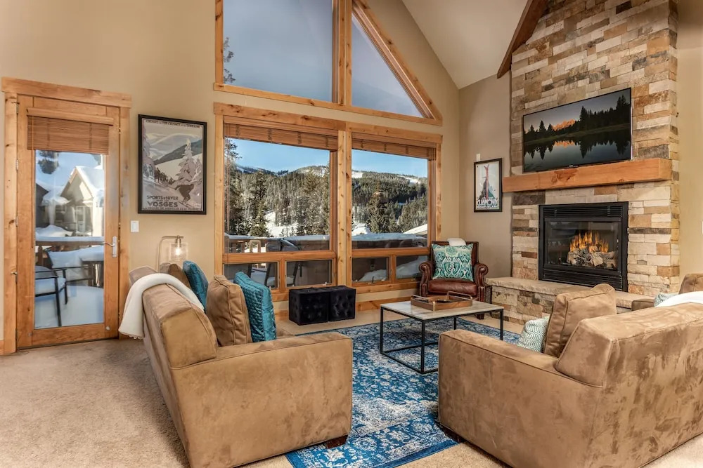 New Listing! Upscale W/ Private Hot Tub 5 Bedroom Townhouse
