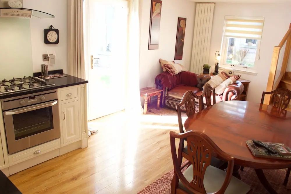 2 Bedroom House With Free Parking