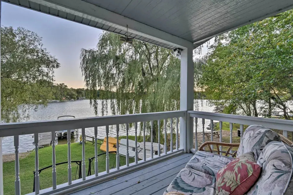 Cozy Lakefront Lapeer House w/ 2 Paddle Boats!