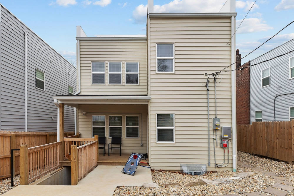 3325: Bright Urban Comfort by JZ Vacation Rentals