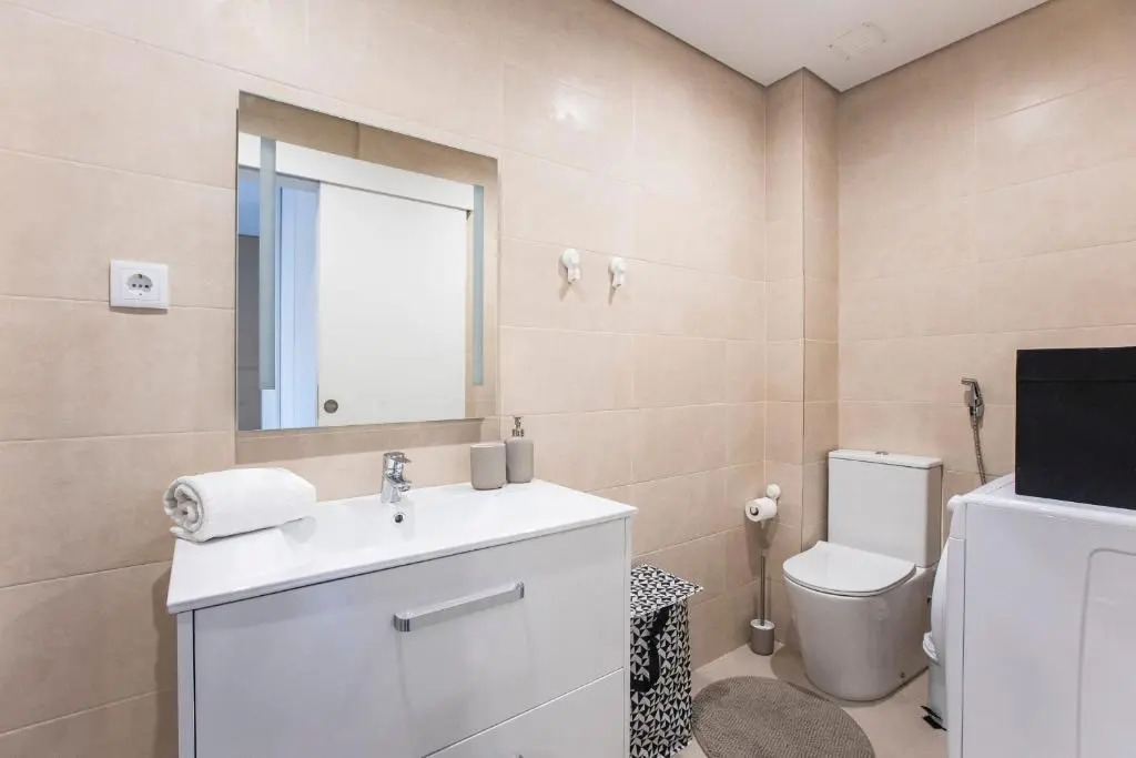 Seaside 1BR Flat w/ AC in Matosinhos by LovelyStay
