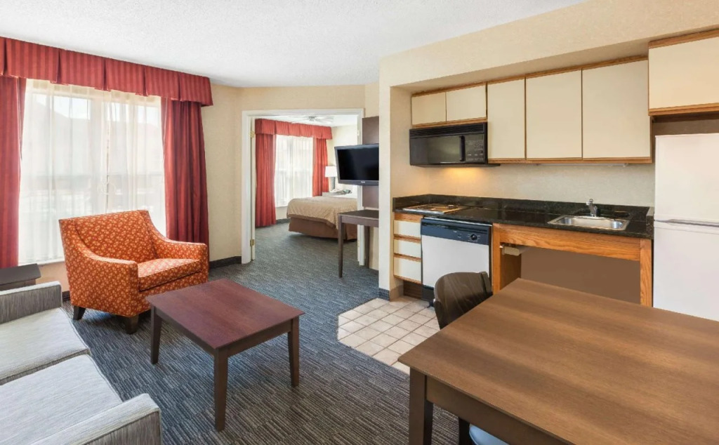 Birch Hill Suites Detroit-Warren
