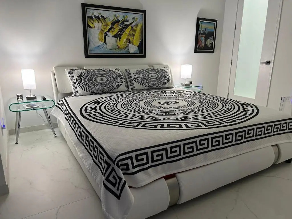 Men only clothing option guesthouse near Wilton Manors