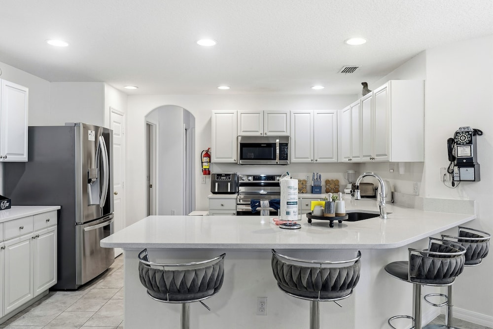 Ultimate Family Escape Near Disney - Sparkling Pool, Hot Tub & Epic Private Movie Room