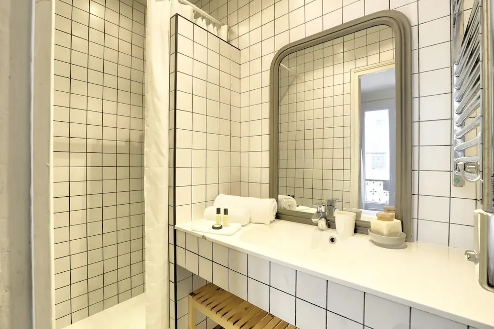 Classy and Cosy 1-bedroom Ensuite, 2min Walk From Cadet Metro