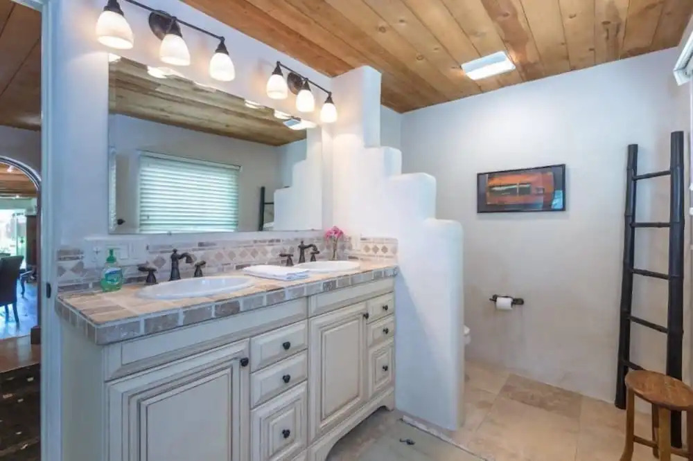 La Luz - Luxurious East Side Adobe With Hot Tub and Kiva Fireplace, Walk Everywhere
