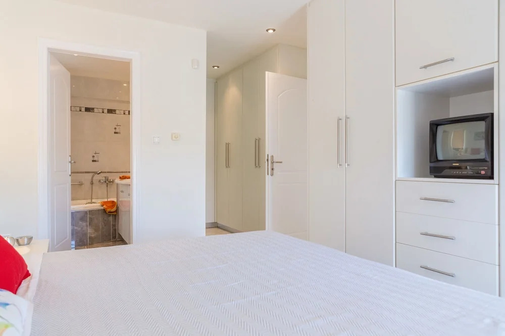 Bright & Spacious two-floor Family Garden Home