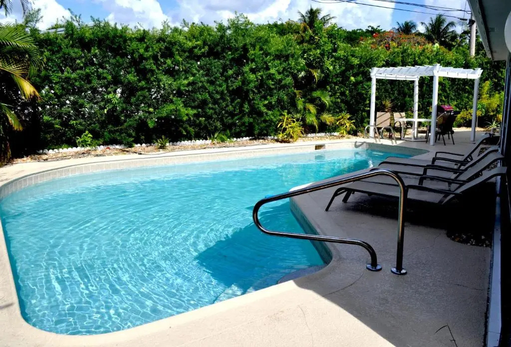 Lovely 3-bd, walk to bars, 9 min drive from beach! Heated pool.
