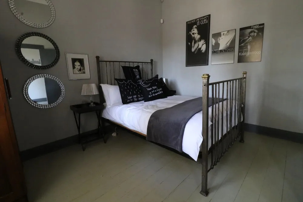 The Cottage at 32 Chiswick