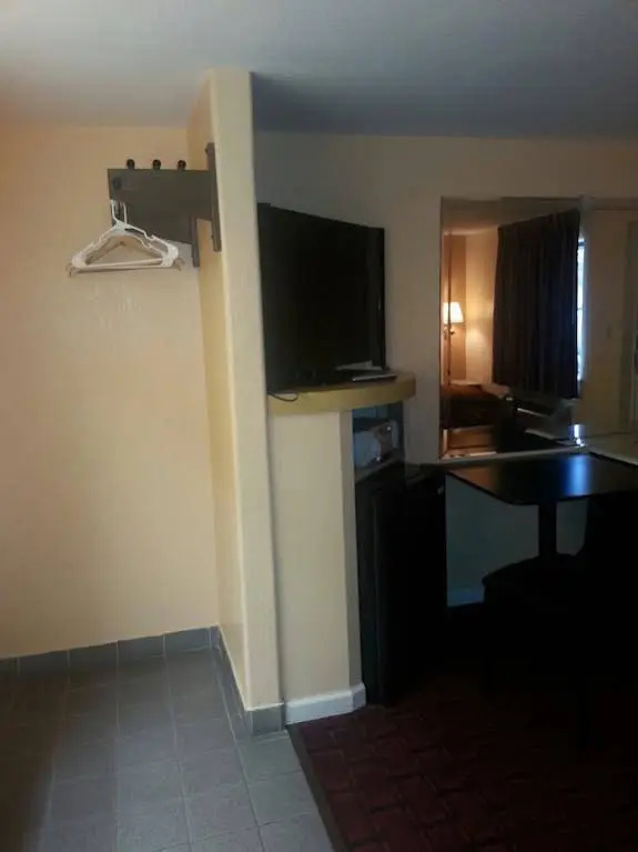 Deluxe Inn Motel