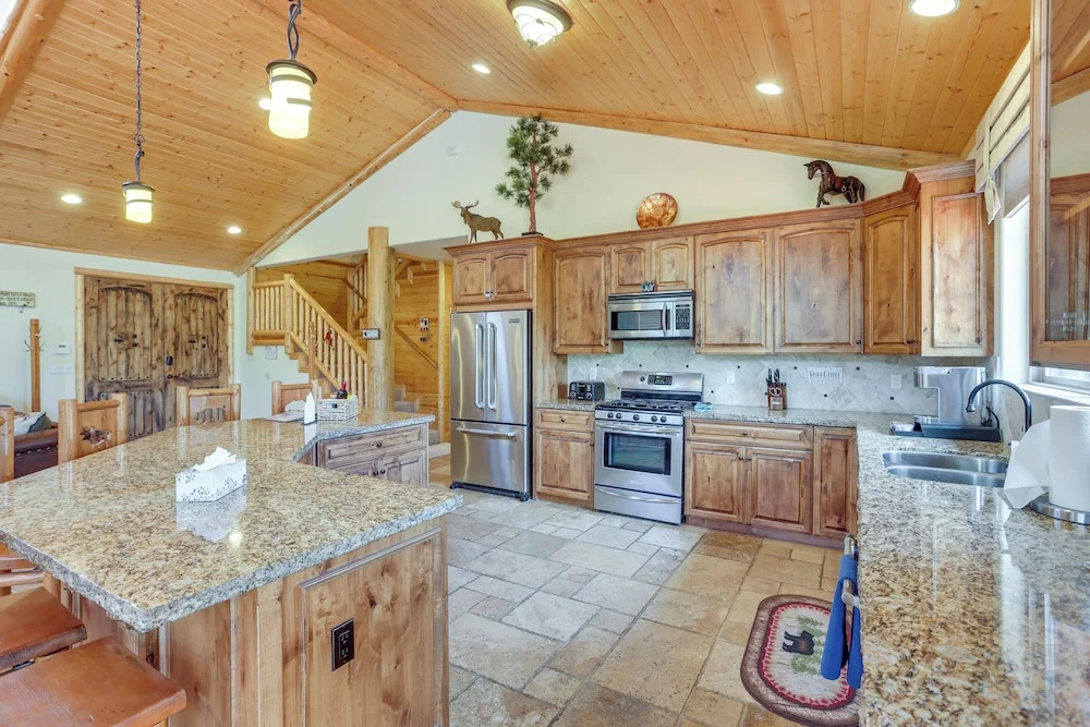 Elegant Big Bear Cabin Half Mi to Big Bear Lake!