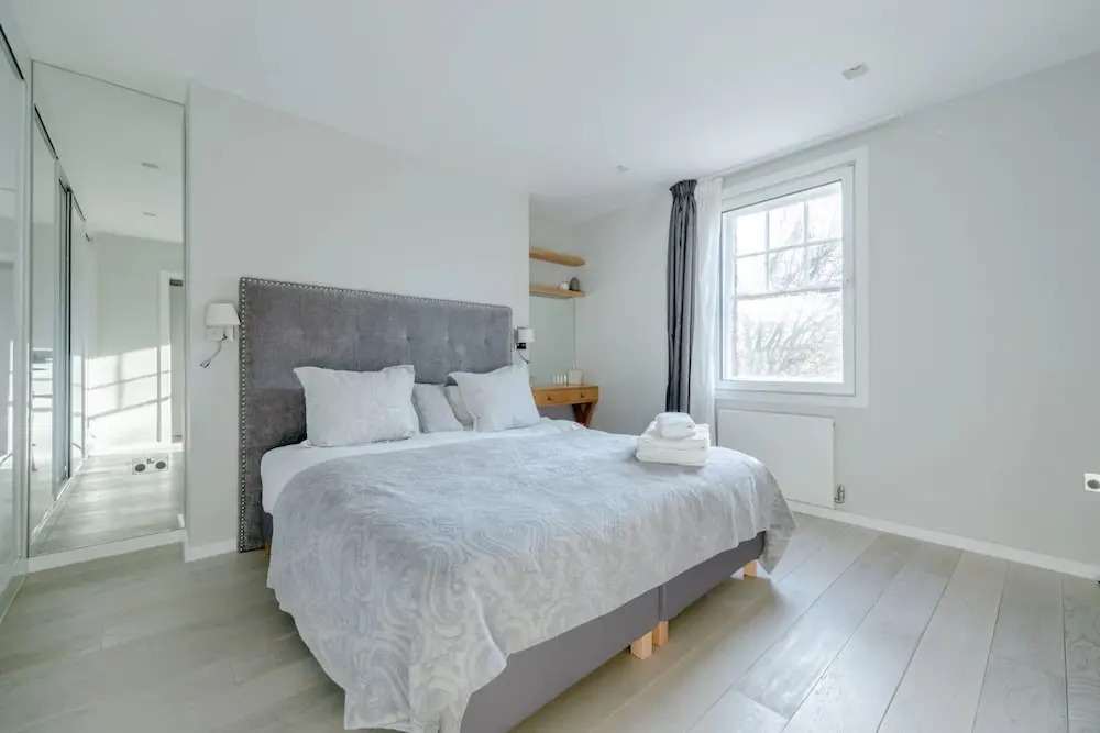 Modern and Luxurious 2 Bedroom Flat - Barons Court